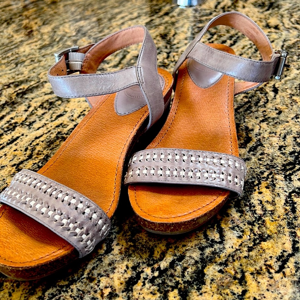 Nurture comfortable sandals